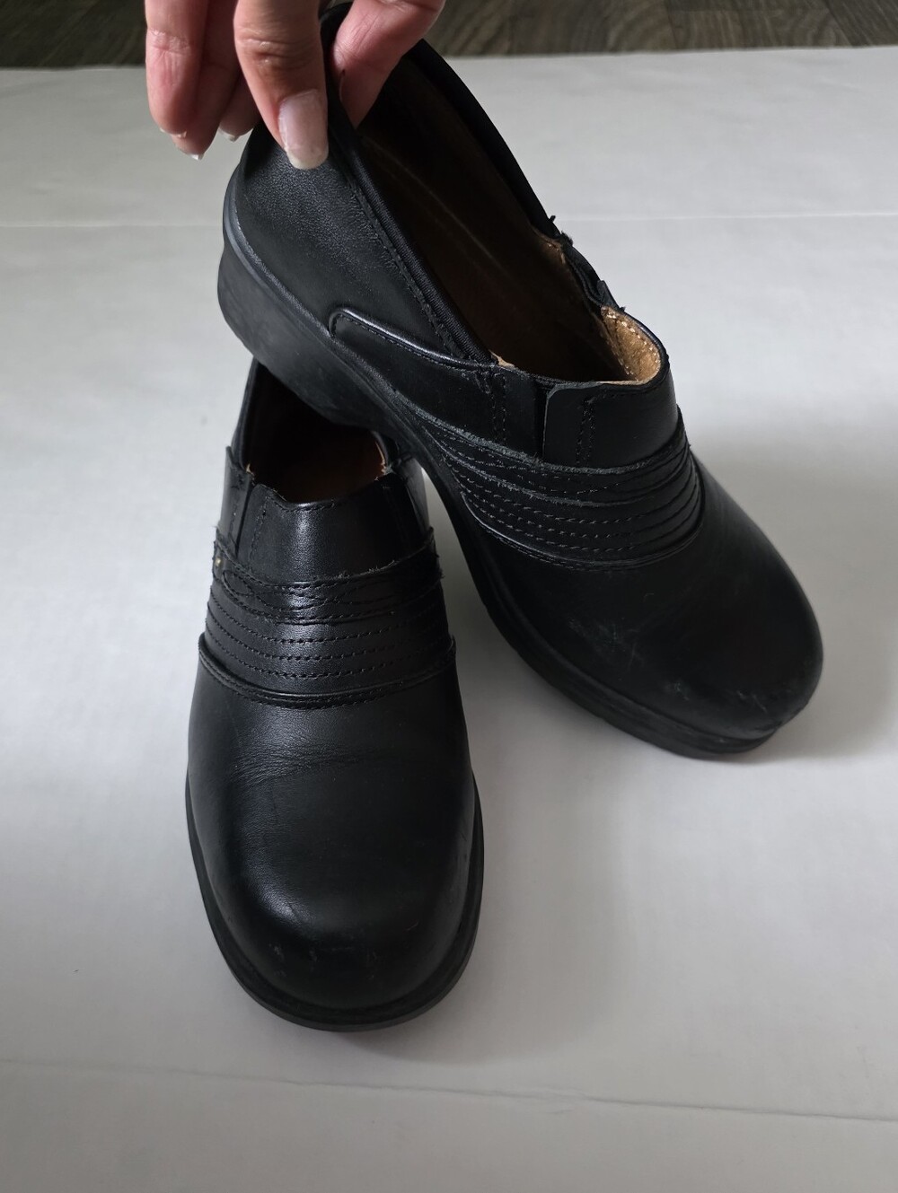 Ariat Women's Black Slip-On Leather Loafers, Size 8.5 Used.